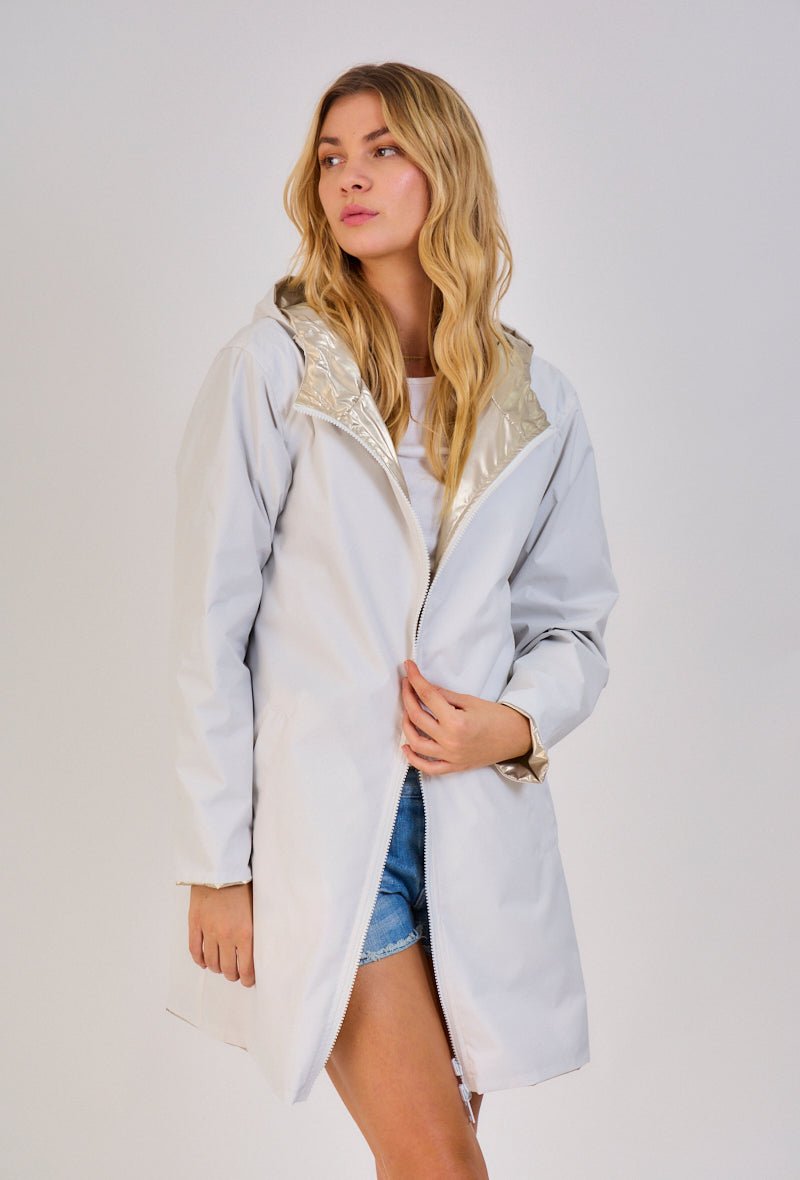 JUNE parka longue imperméable réversible métallisée blanc femme - Escandelle Paris (portrait zip ouvert)
#couleur_blanc