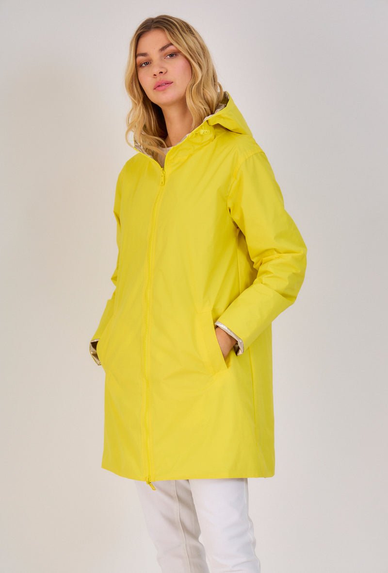 JUNE parka longue imperméable réversible métallisée jaune femme - Escandelle Paris (portrait côté imperméable)
#couleur_jaune