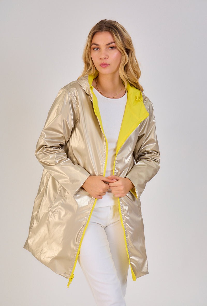 JUNE parka longue imperméable réversible métallisée jaune femme - Escandelle Paris (portrait côté métallisé)
#couleur_jaune