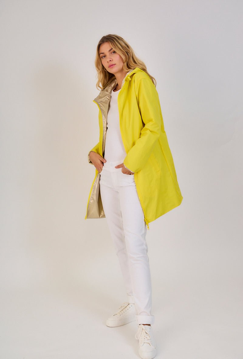 JUNE parka longue imperméable réversible métallisée jaune femme - Escandelle Paris (silhouette entière)
#couleur_jaune