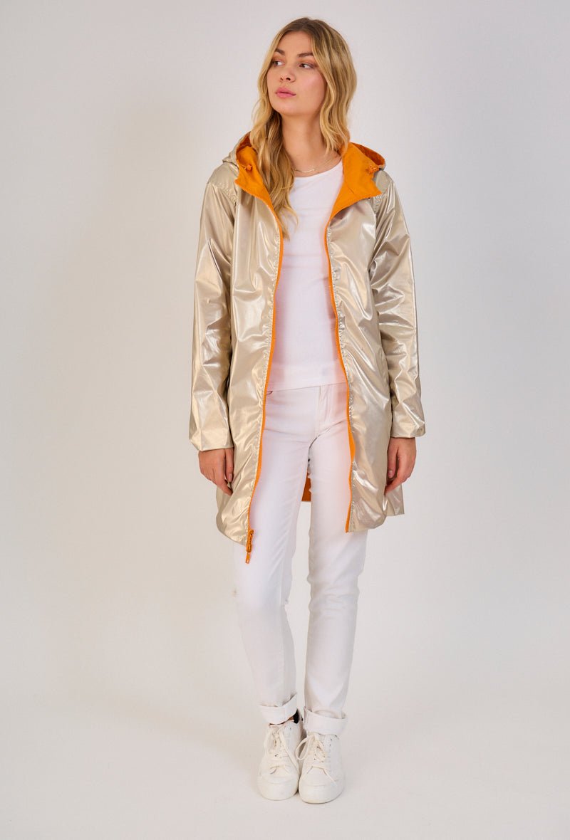 JUNE parka longue imperméable réversible métallisée orange femme - Escandelle Paris (portrait côté métallisé)
#couleur_orange