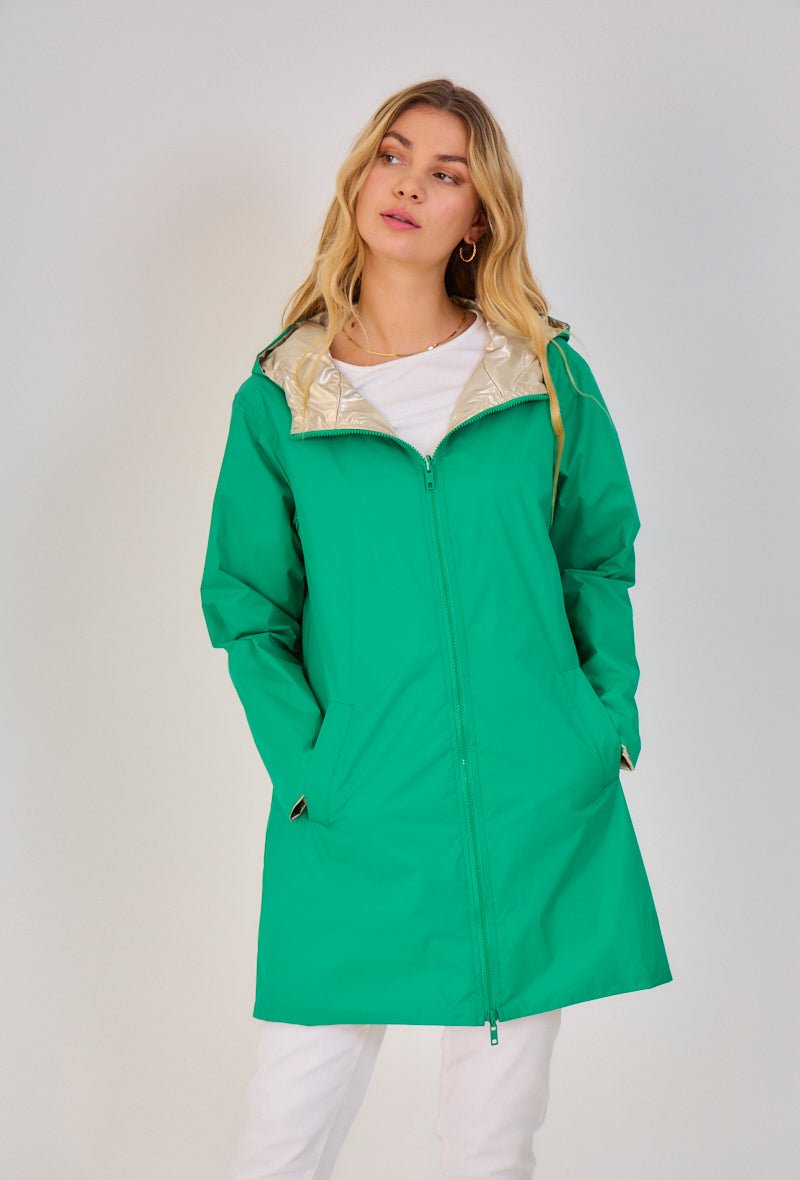 JUNE parka longue imperméable réversible métallisée vert femme - Escandelle Paris (portrait côté imperméable)
#couleur_vert