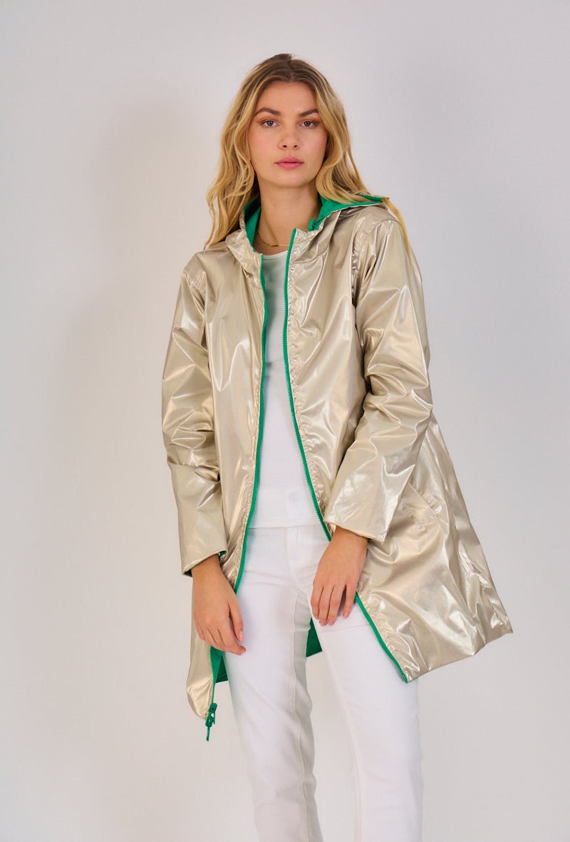 JUNE parka longue imperméable réversible métallisée vert femme - Escandelle Paris (portrait côté métallisé)
#couleur_vert