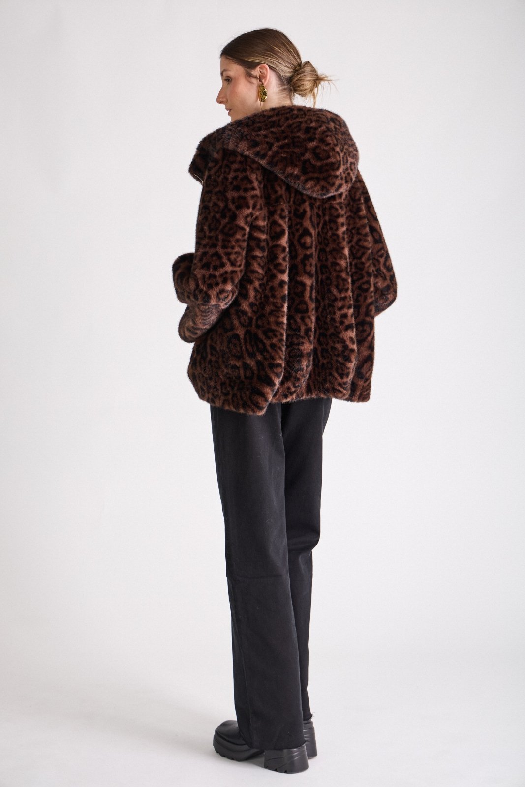 KATE manteau court fausse fourrure léopard oversize choco femme - Escandelle Paris (dos)
#couleur_choco