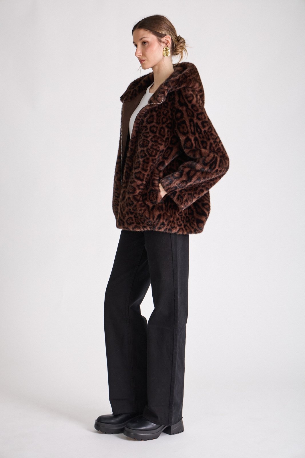 KATE manteau court fausse fourrure léopard oversize choco femme - Escandelle Paris (profil gauche)
#couleur_choco