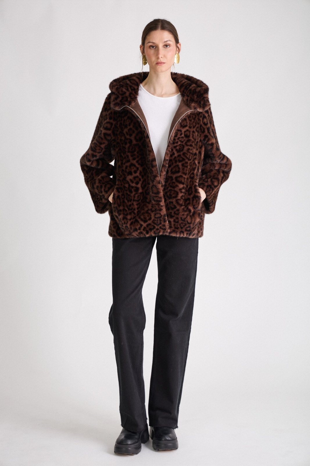 KATE manteau court fausse fourrure léopard oversize choco femme - Escandelle Paris (silhouette entière)
#couleur_choco
