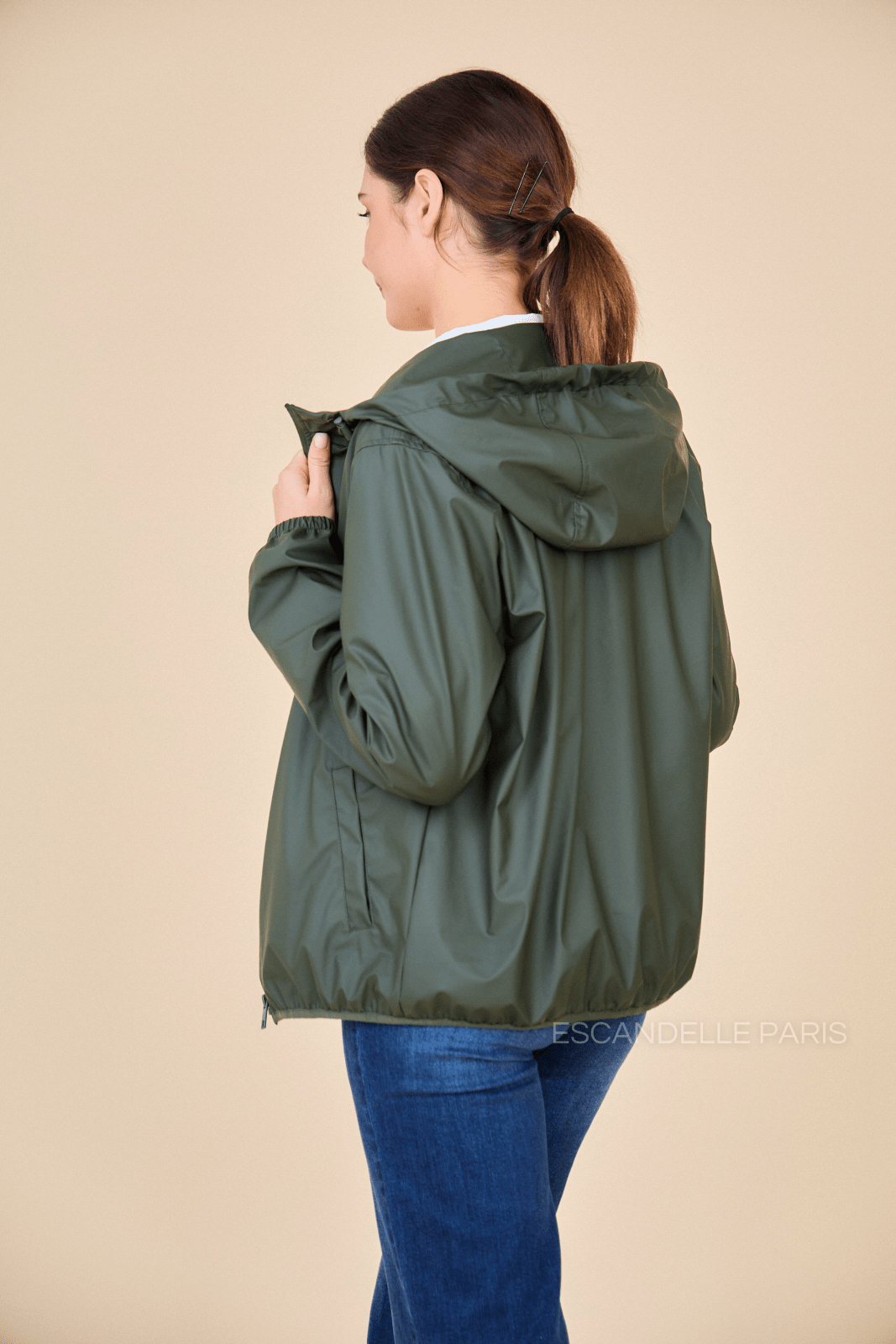 LÉONIE parka courte imperméable polaire kaki femme - Escandelle Paris (dos)
#couleur_kaki