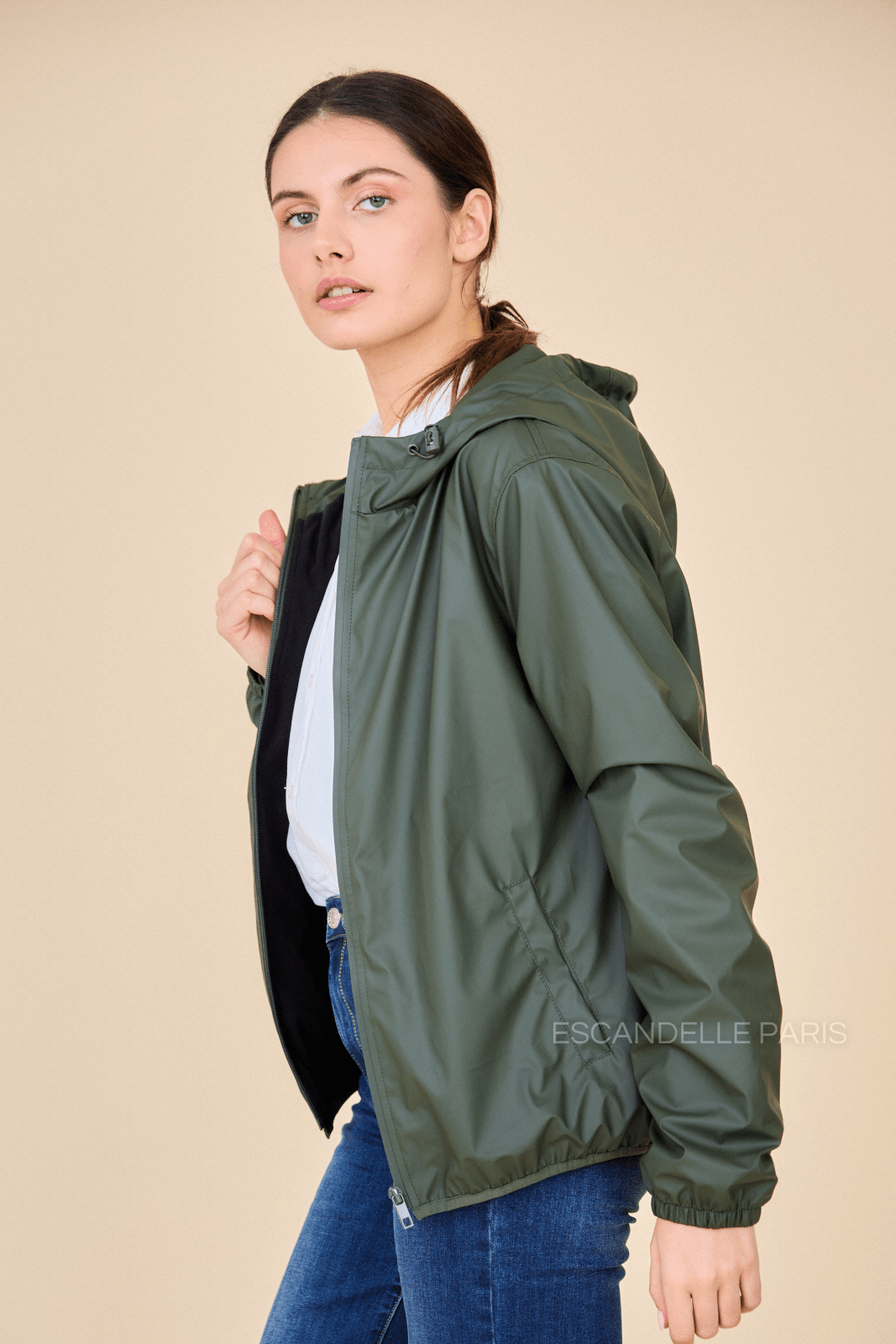 LÉONIE parka courte imperméable polaire kaki femme - Escandelle Paris (gros plan détails matière)
#couleur_kaki