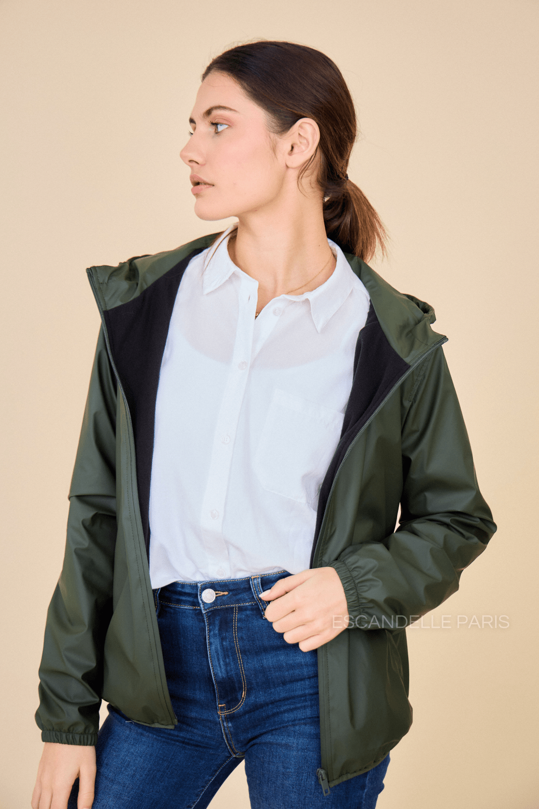 LÉONIE parka courte imperméable polaire kaki femme - Escandelle Paris (portrait)
#couleur_kaki