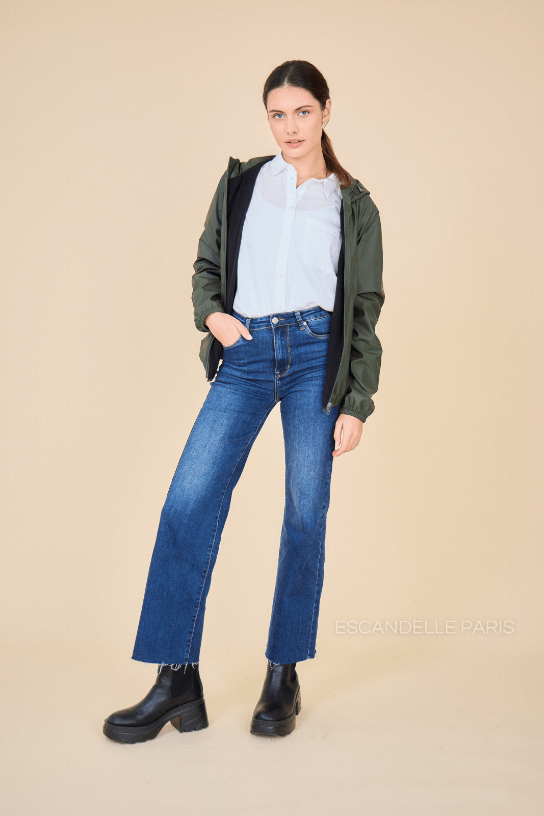 LÉONIE parka courte imperméable polaire kaki femme - Escandelle Paris (silhouette entière)
#couleur_kaki