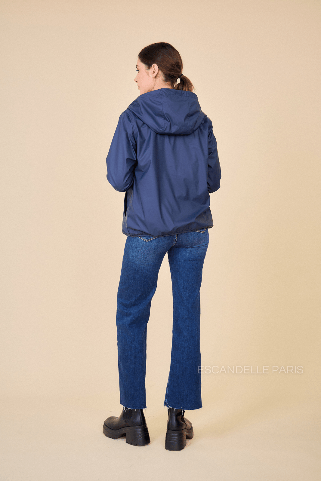 LÉONIE parka courte imperméable polaire navy femme - Escandelle Paris (dos)
#couleur_marine