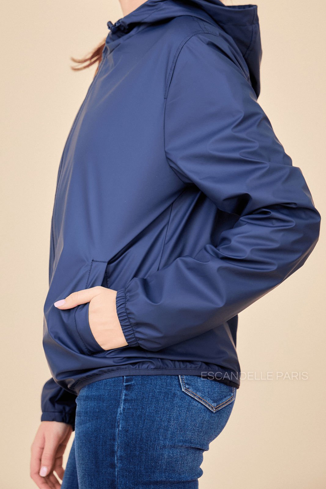 LÉONIE parka courte imperméable polaire navy femme - Escandelle Paris (gros plan détails matière)
#couleur_marine
