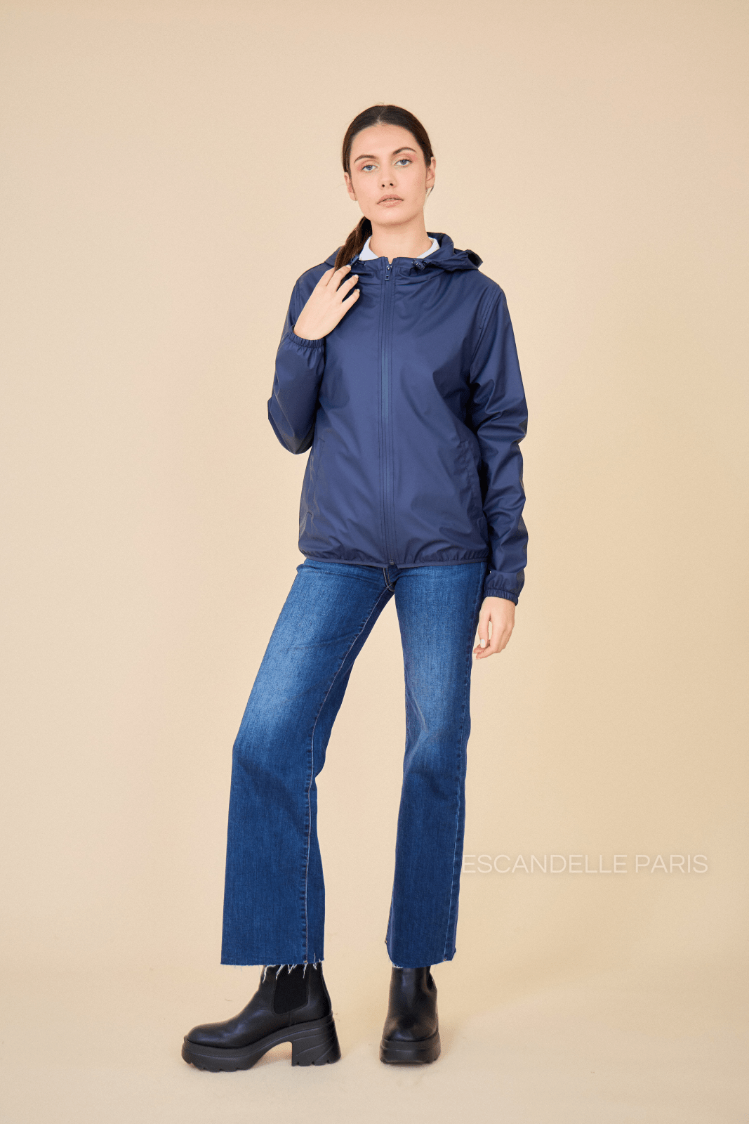 LÉONIE parka courte imperméable polaire navy femme - Escandelle Paris (silhouette entière)
#couleur_marine