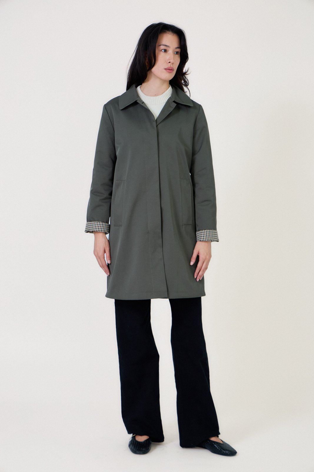LESLY trench long déperlant kaki femme - Escandelle Paris (silhouette entière)
#couleur_kaki