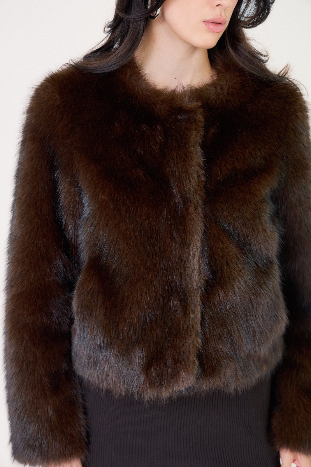 LILITH manteau court fausse fourrure coupe droite choco femme - Escandelle Paris (gros plan détails matière)
#couleur_choco