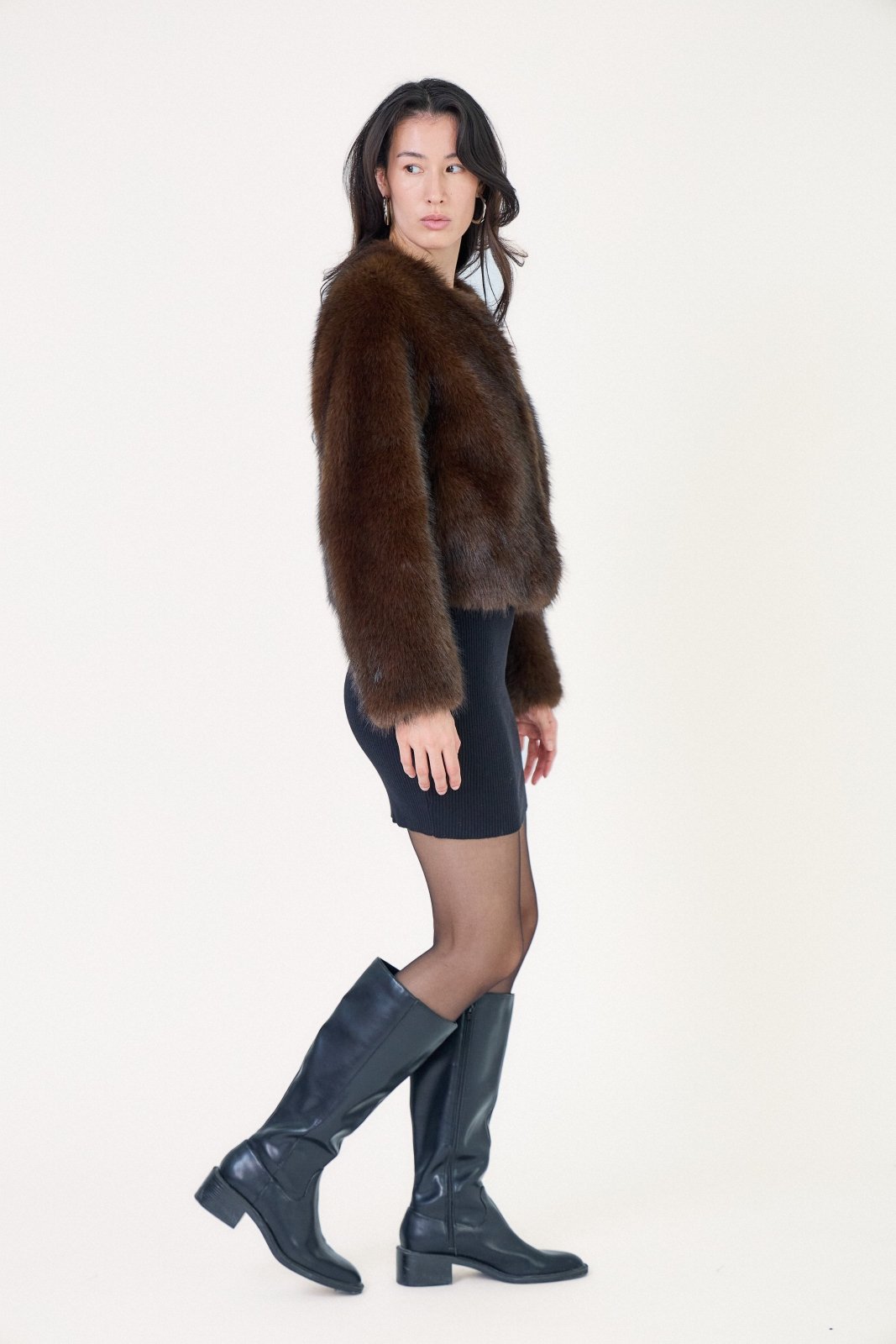 LILITH manteau court fausse fourrure coupe droite choco femme - Escandelle Paris (profil droit)
#couleur_choco