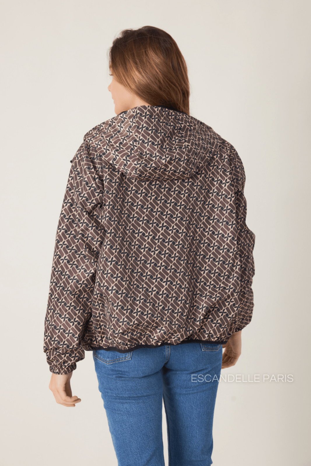 LILOU parka courte réversible imperméable motif géométrique taupe femme - Escandelle Paris (vue de dos)
#couleur_taupe