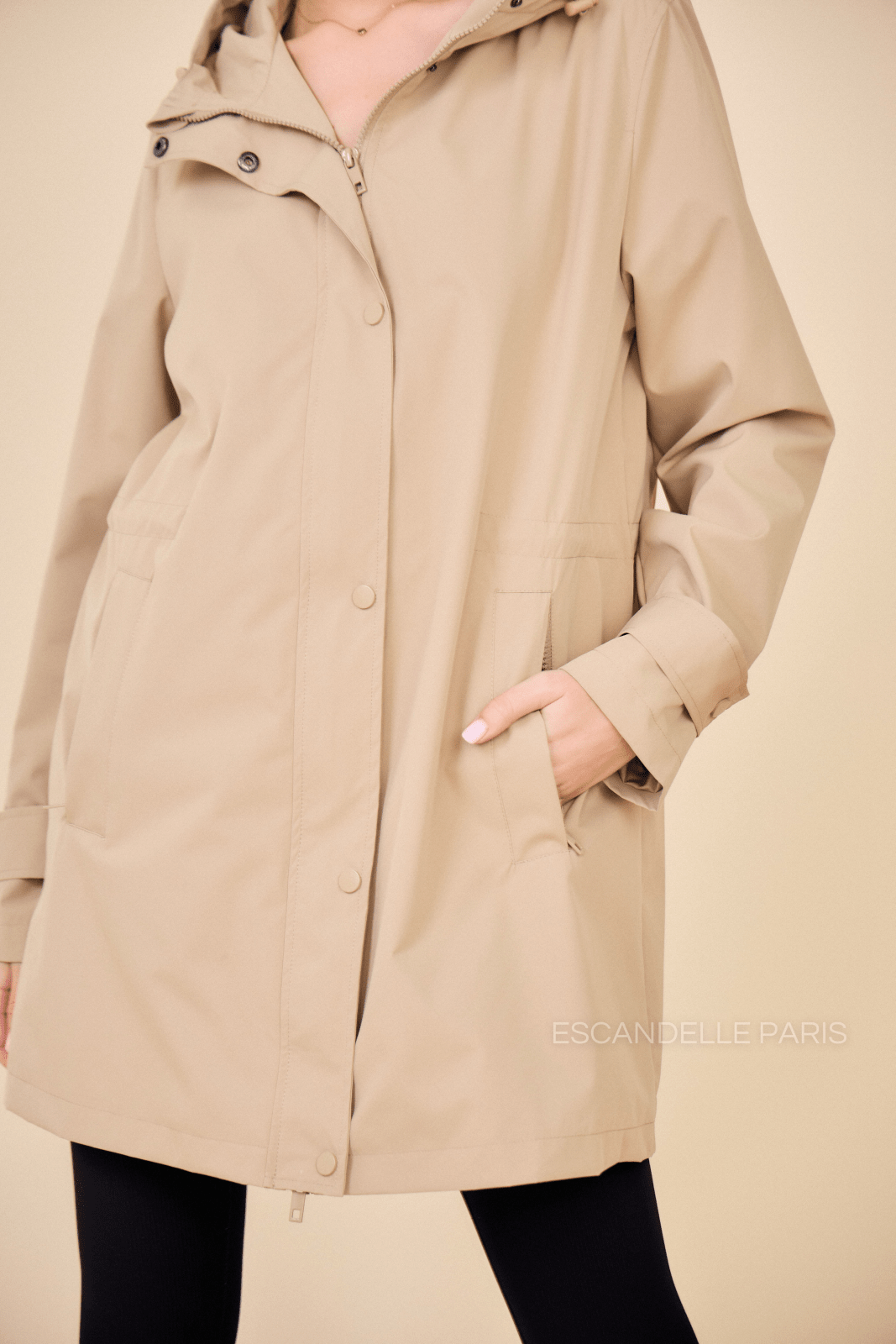 LOUANE parka mi-longue déperlante à lacets beige femme - Escandelle Paris (gros plan détails matière)
#couleur_beige