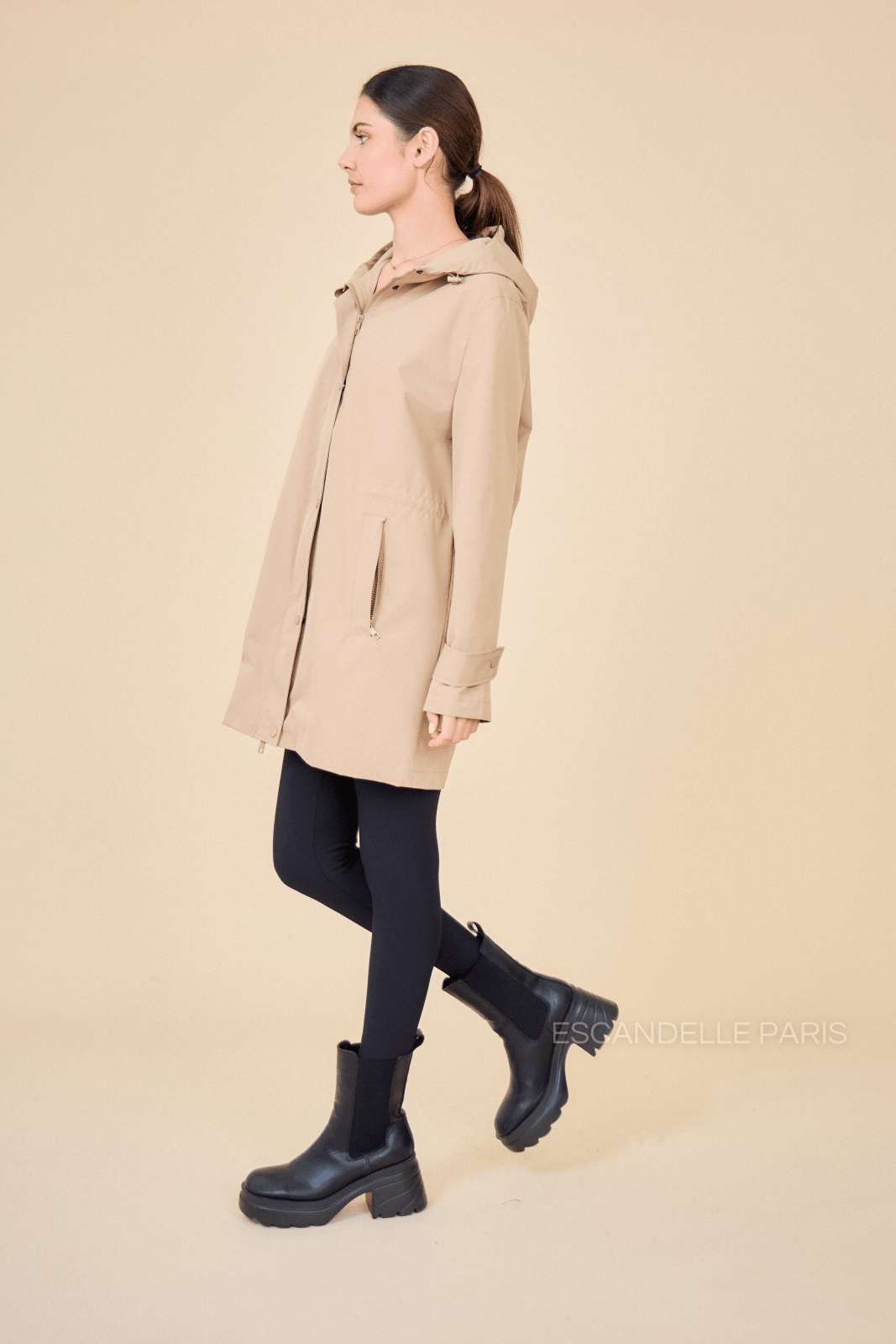 LOUANE parka mi-longue déperlante à lacets beige femme - Escandelle Paris (vue de profil)
#couleur_beige