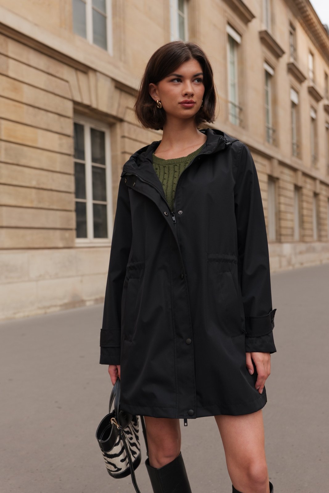 LOUANE parka mi-longue déperlante à lacets noir femme - Escandelle Paris (portrait)
#couleur_noir