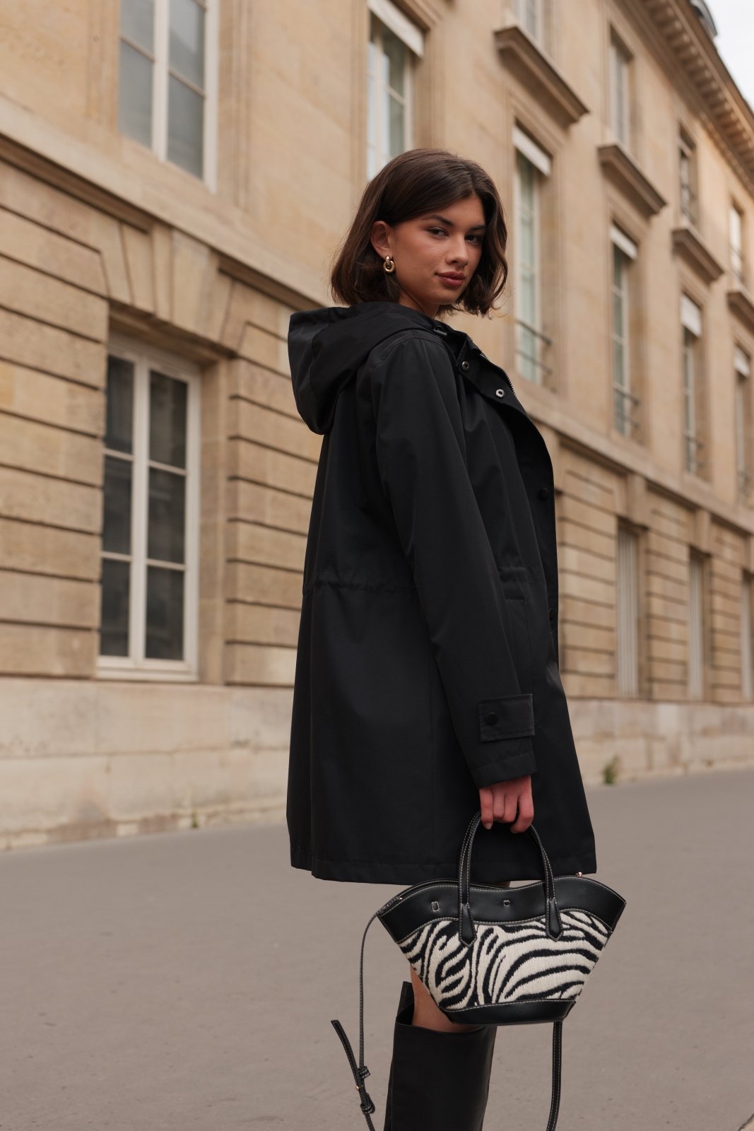 LOUANE parka mi-longue déperlante à lacets noir femme - Escandelle Paris (vue de profil)
#couleur_noir