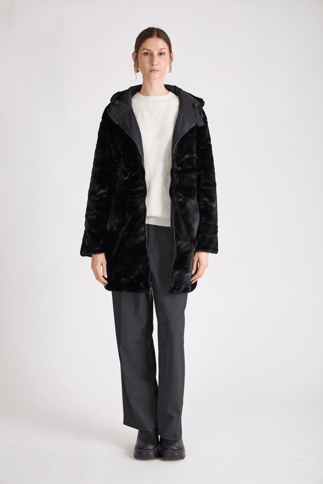 LUA parka réversible déperlante fourrée noir femme - Escandelle Paris (silhouette côté fourrée)
#couleur_noir