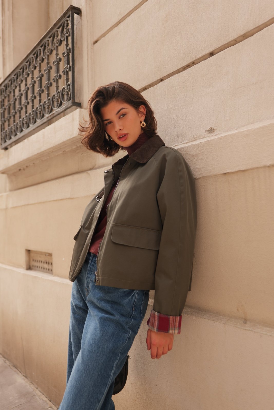 MALOU veste courte déperlante kaki femme - Escandelle Paris (profil gauche)
#couleur_kaki