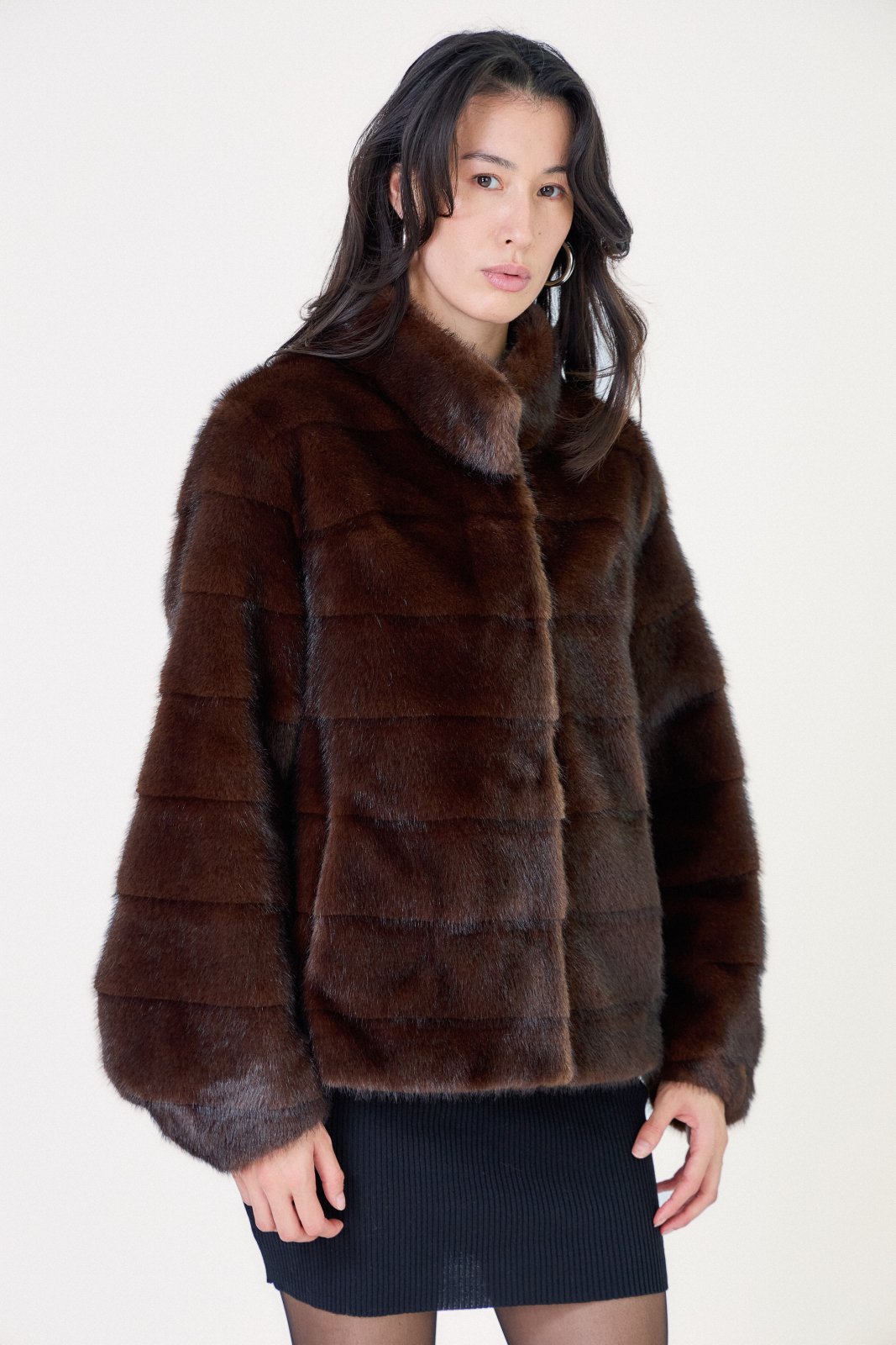 MARIGOLD manteau mi-long fausse fourrure rayures coupées main choco femme - Escandelle Paris (portrait)
#couleur_choco