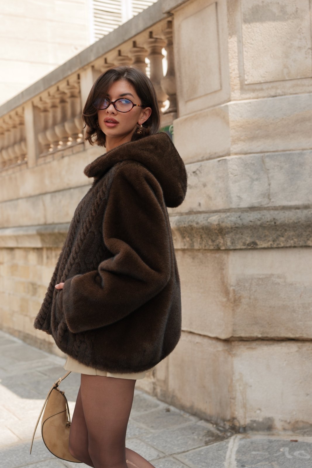 MARILOU manteau mi-long fausse fourrure ample capuche zippé choco femme - Escandelle Paris (profil gauche)
#couleur_choco