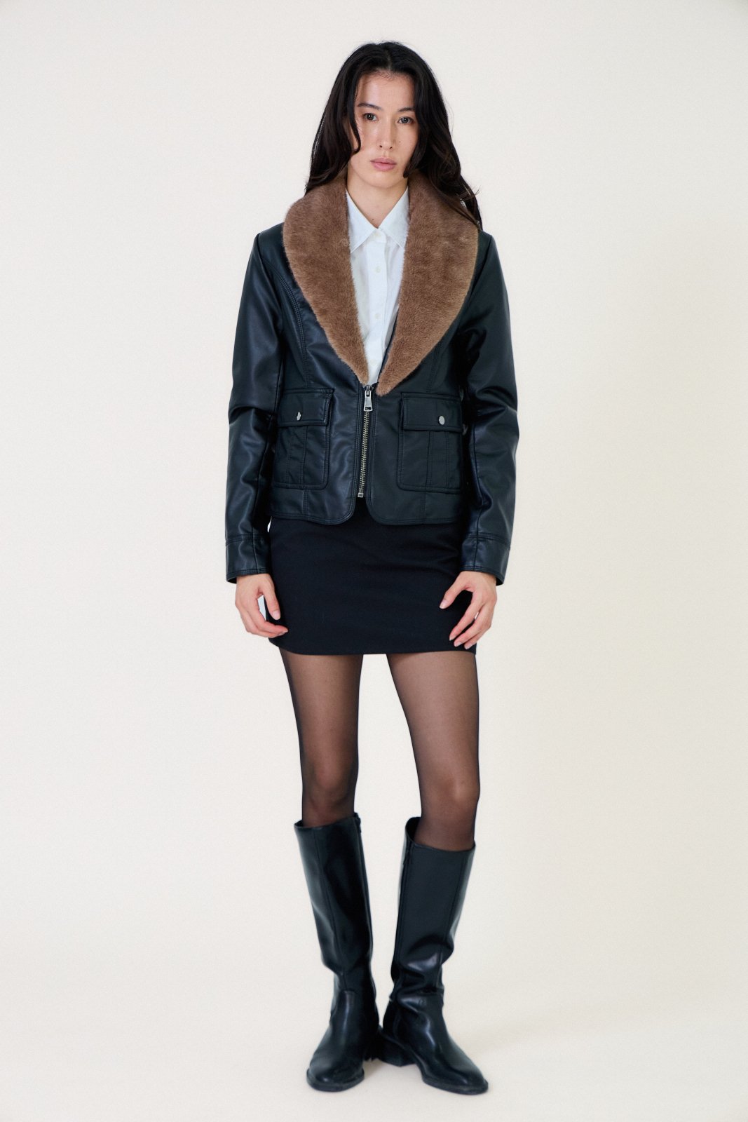 MARISOL veste courte similicuir col châle fausse fourrure noir femme - Escandelle Paris (silhouette entière)
#couleur_noir