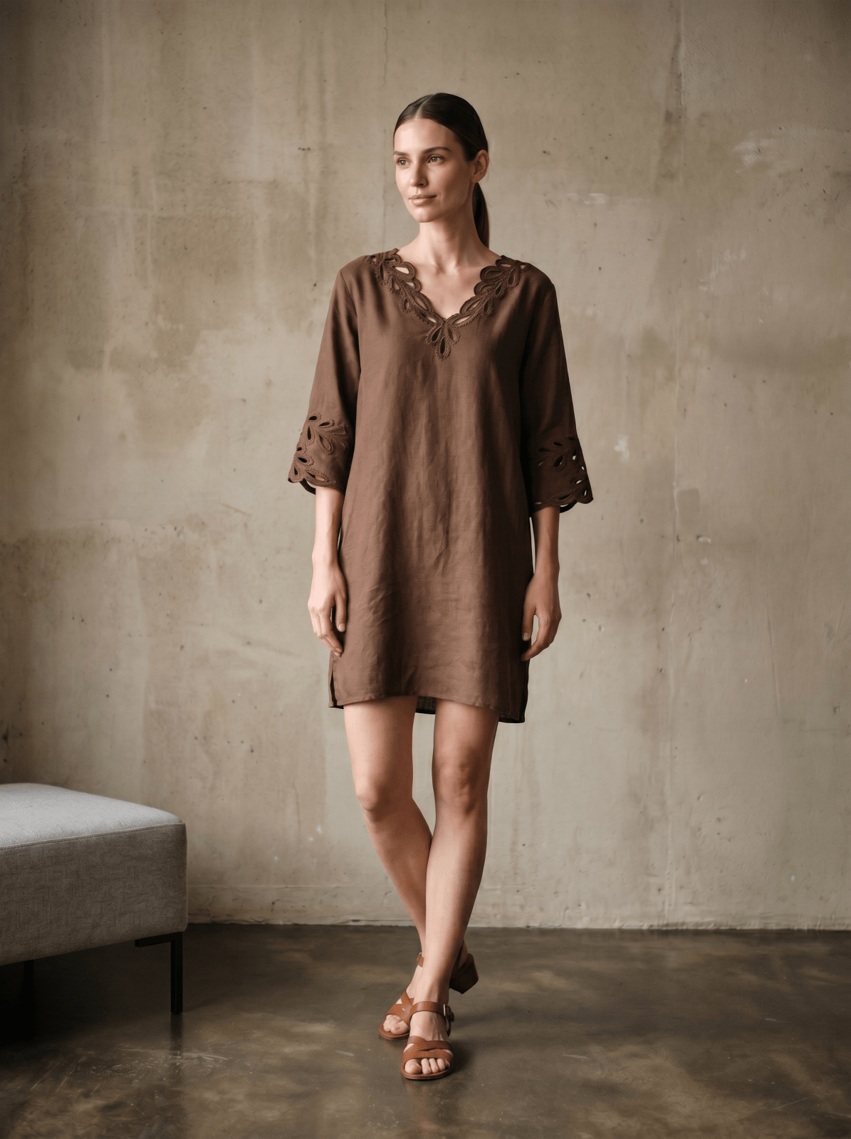 MAUD robe lin brodée col V choco femme - Escandelle Paris (silhouette entière)
#couleur_choco