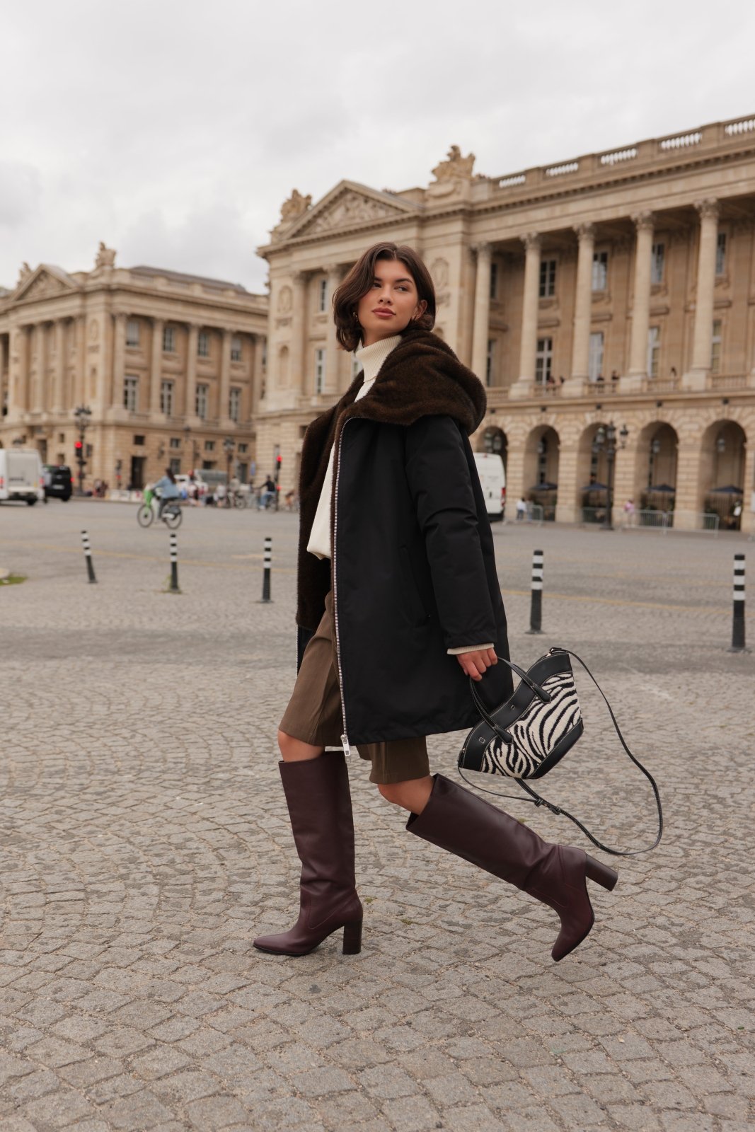 MEGAN parka longue col fourré amovible noir femme - Escandelle Paris (vue de profil)
#couleur_noir