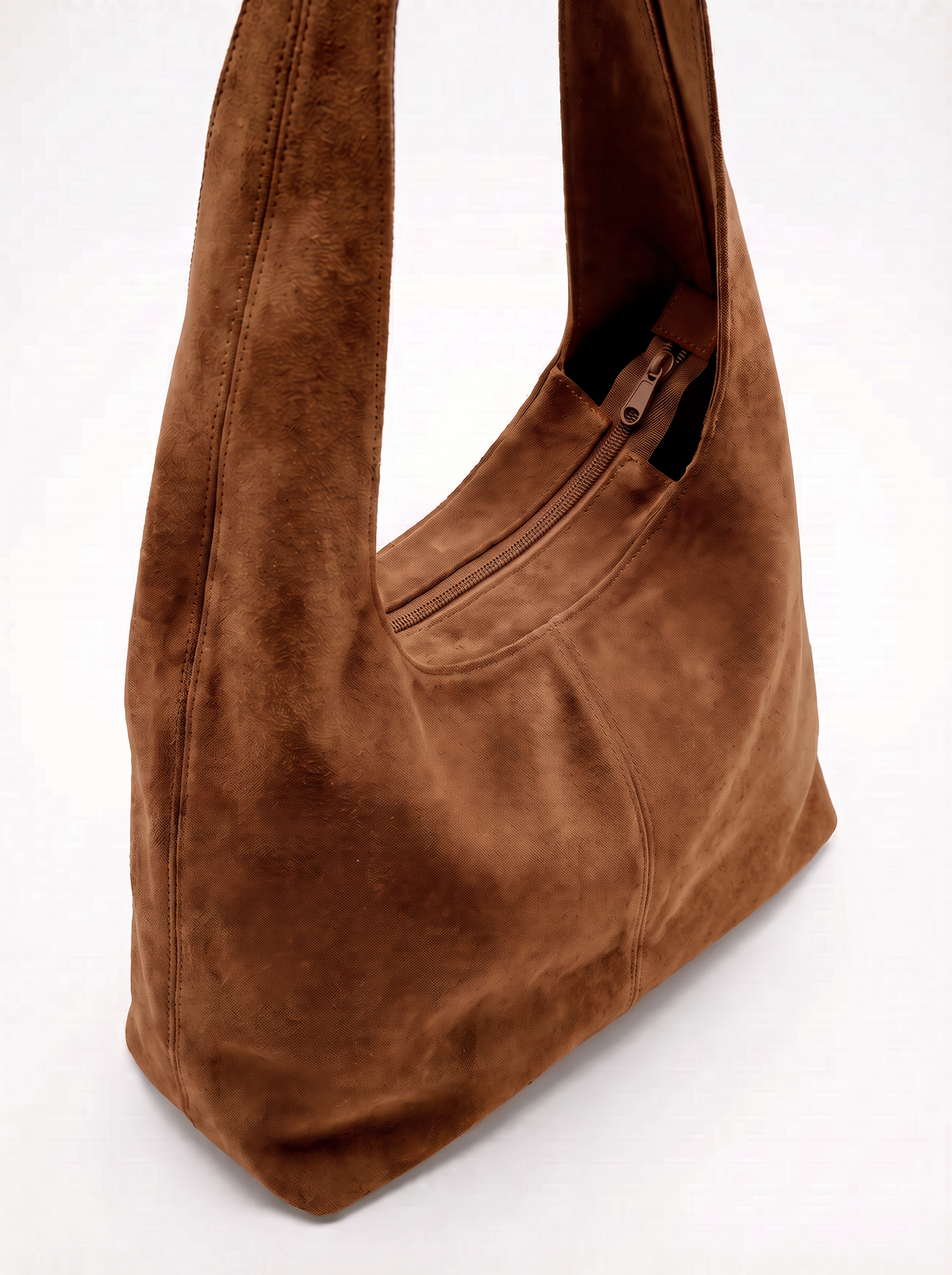 MEILI sac hobo cuir suédé porté épaule camel femme - Escandelle Paris (gros plan détails matière)
#couleur_camel