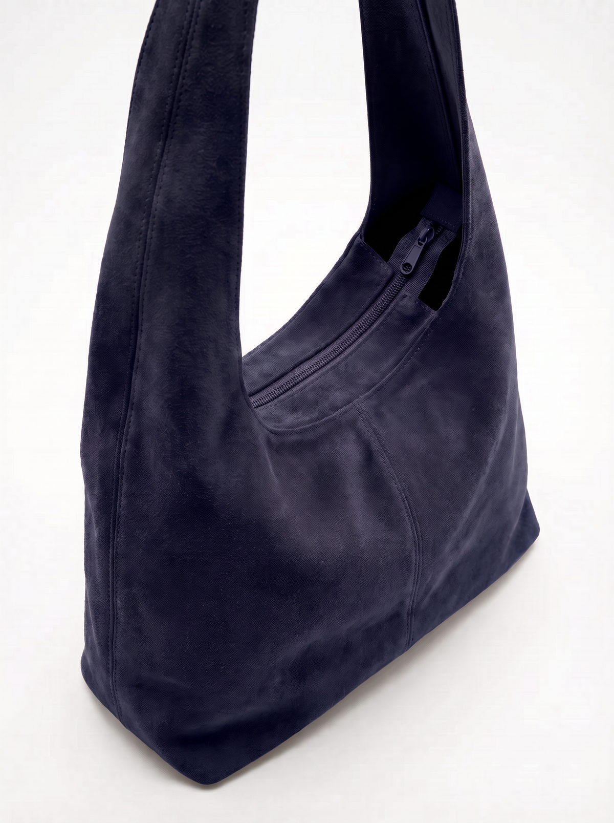MEILI sac hobo cuir suédé porté épaule marine femme - Escandelle Paris (gros plan détails matière)
#couleur_marine