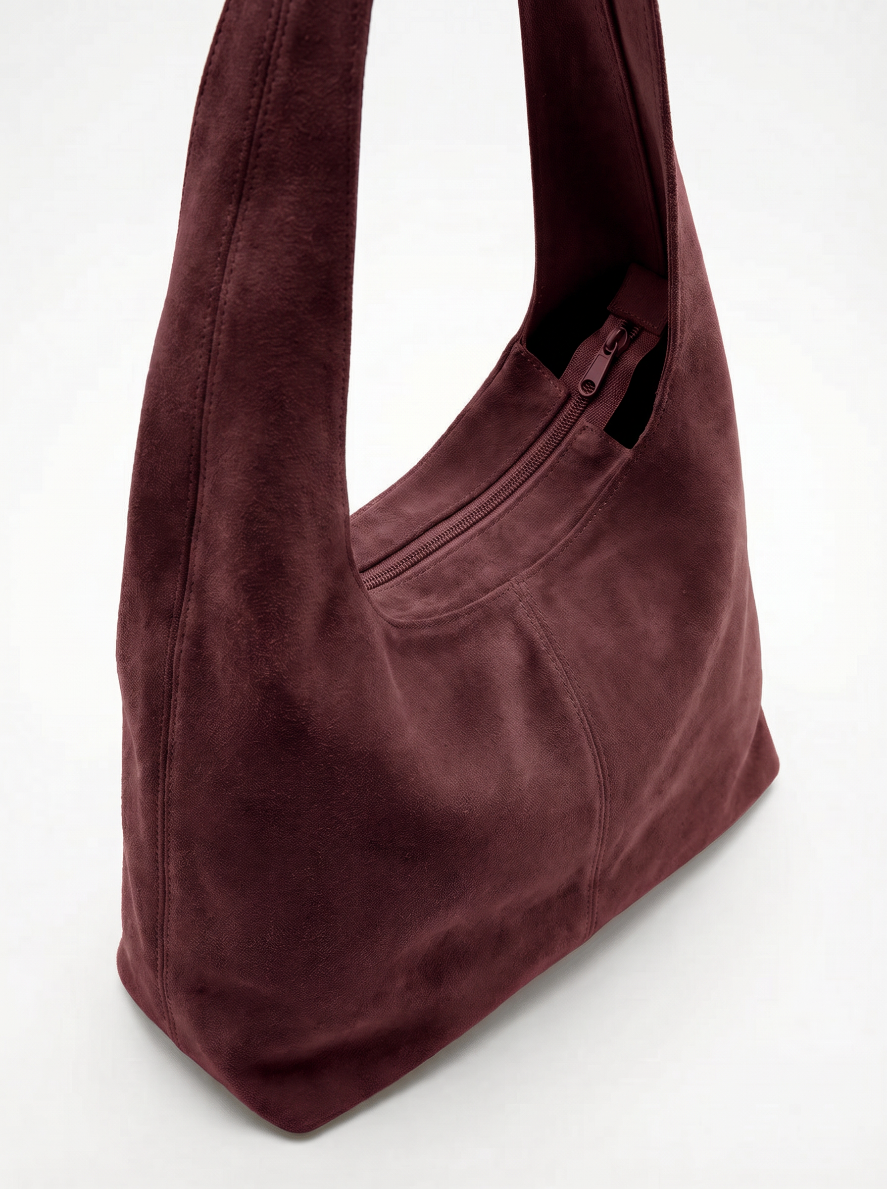 MEILI sac hobo cuir suédé porté épaule bordeaux femme - Escandelle Paris (gros plan détails matière)
#couleur_bordeaux