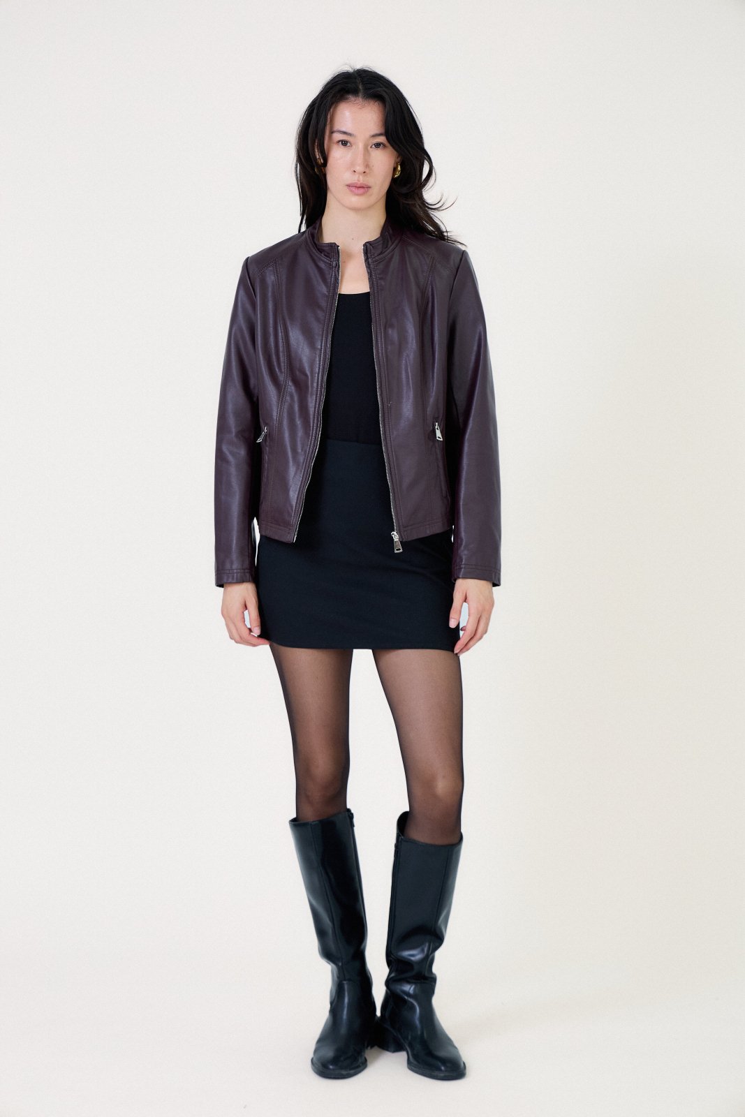 MELOÉ veste courte similicuir bordeaux femme - Escandelle Paris (silhouette entière)
#couleur_bordeaux
