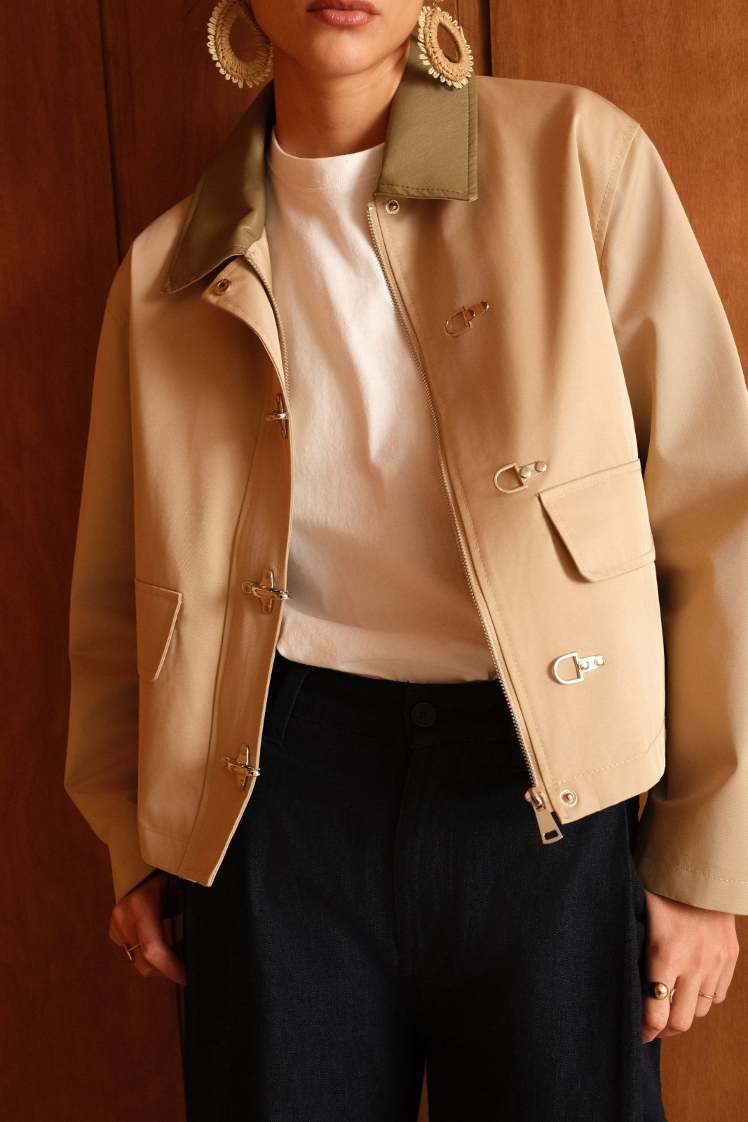 MEVINA veste courte déperlante col simili beige femme - Escandelle Paris (gros plan détails matière)
#couleur_beige