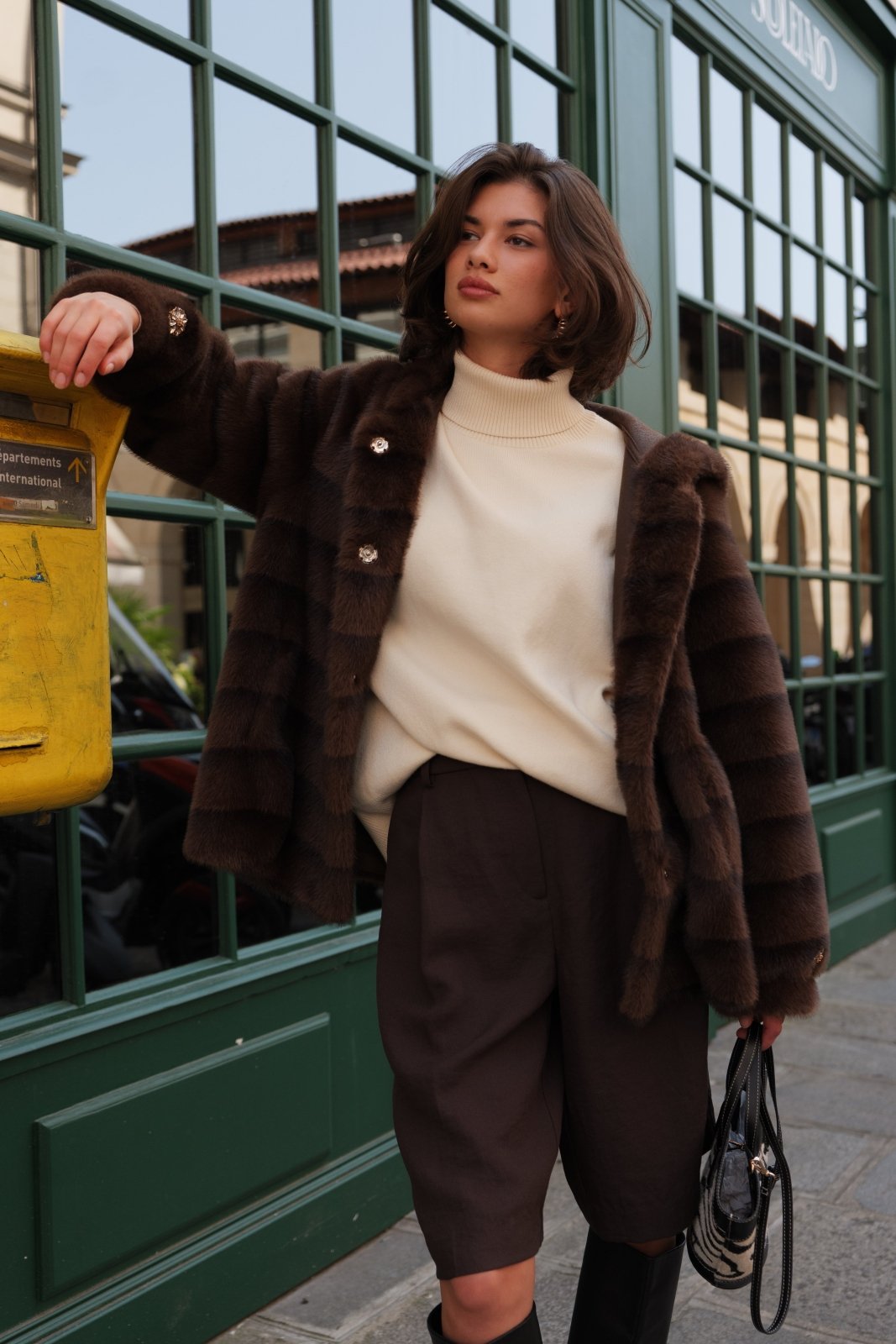 MIRABELLE manteau mi-long fausse fourrure boutons bijoux capuche choco femme - Escandelle Paris (portrait)
#couleur_choco