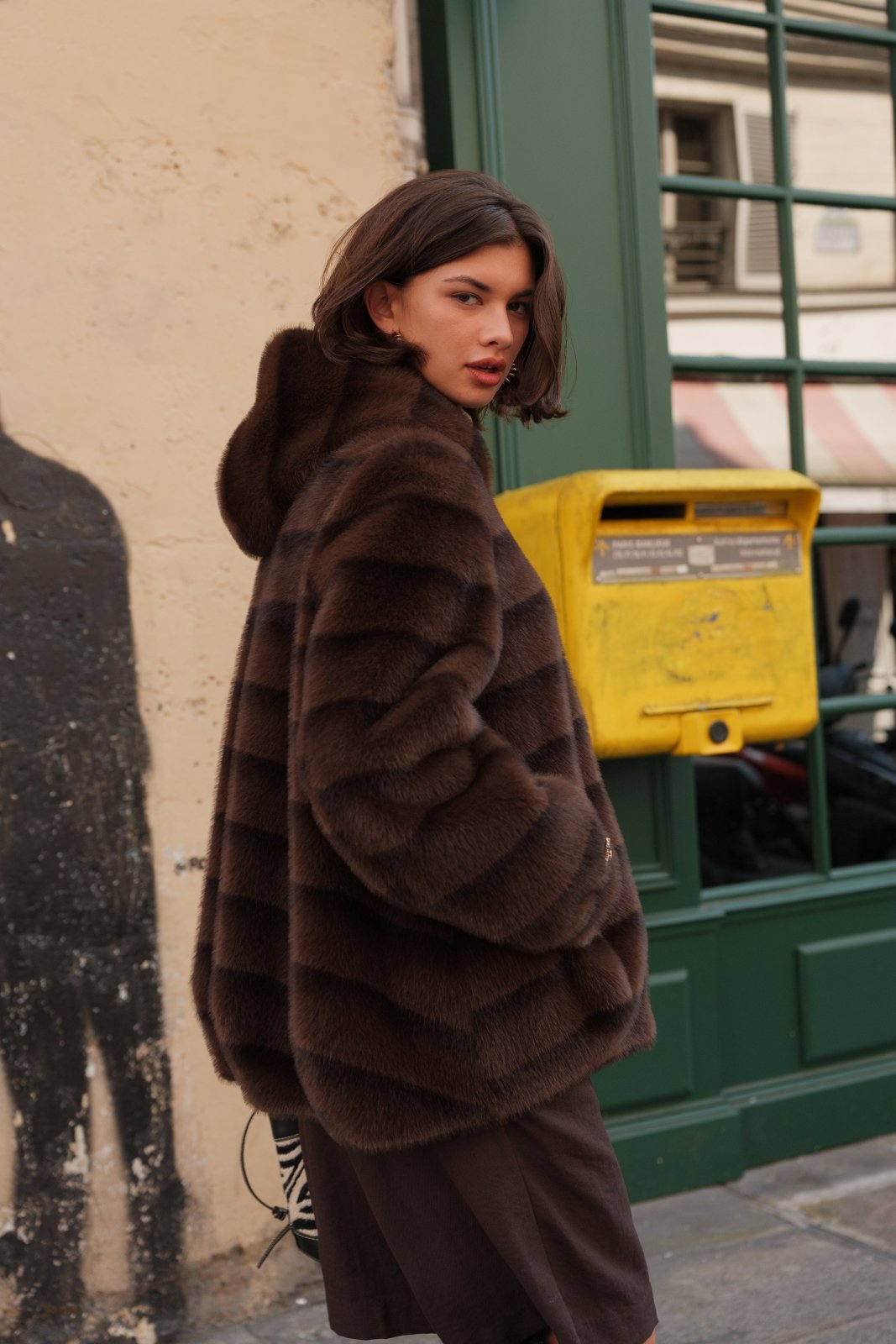 MIRABELLE manteau mi-long fausse fourrure boutons bijoux capuche choco femme - Escandelle Paris (profil droit)
#couleur_choco