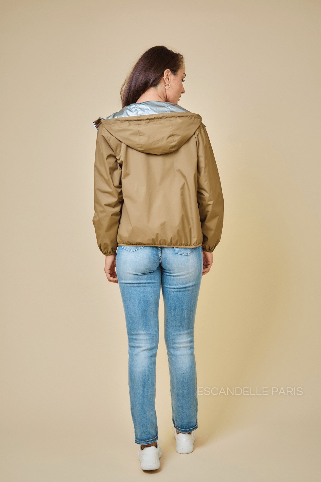 NAÉ parka courte réversible imperméable argentée taupe femme - Escandelle Paris (vue de dos)
#couleur_taupe