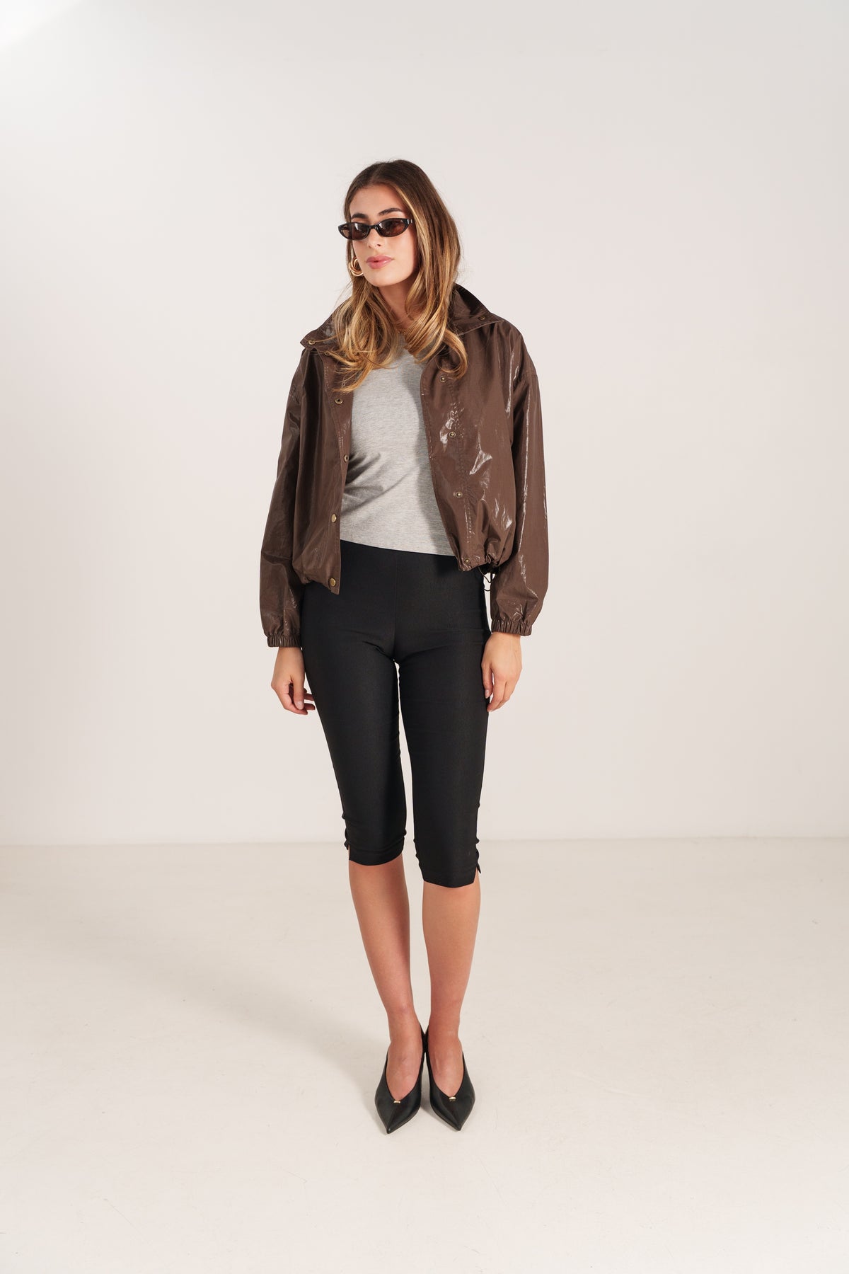 NINON blouson court ciré imperméable oversize choco femme - Escandelle Paris (portrait lifestyle)
#couleur_choco