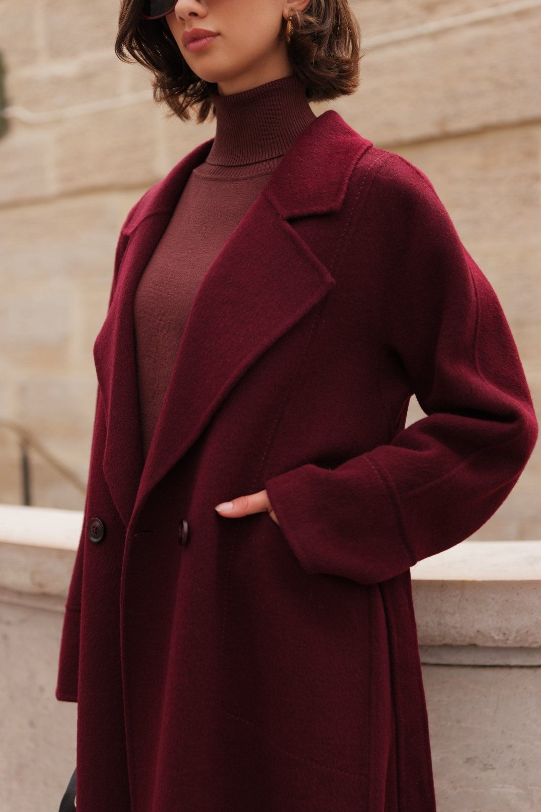 NOELLE manteau long laine ceinture amovible poches bordeaux femme - Escandelle Paris (gros plan détails matière)
#couleur_bordeaux