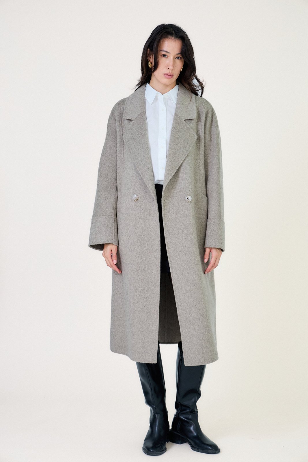 NOELLE manteau long laine ceinture amovible poches beige femme - Escandelle Paris (portrait bouton ouvert)
#couleur_beige