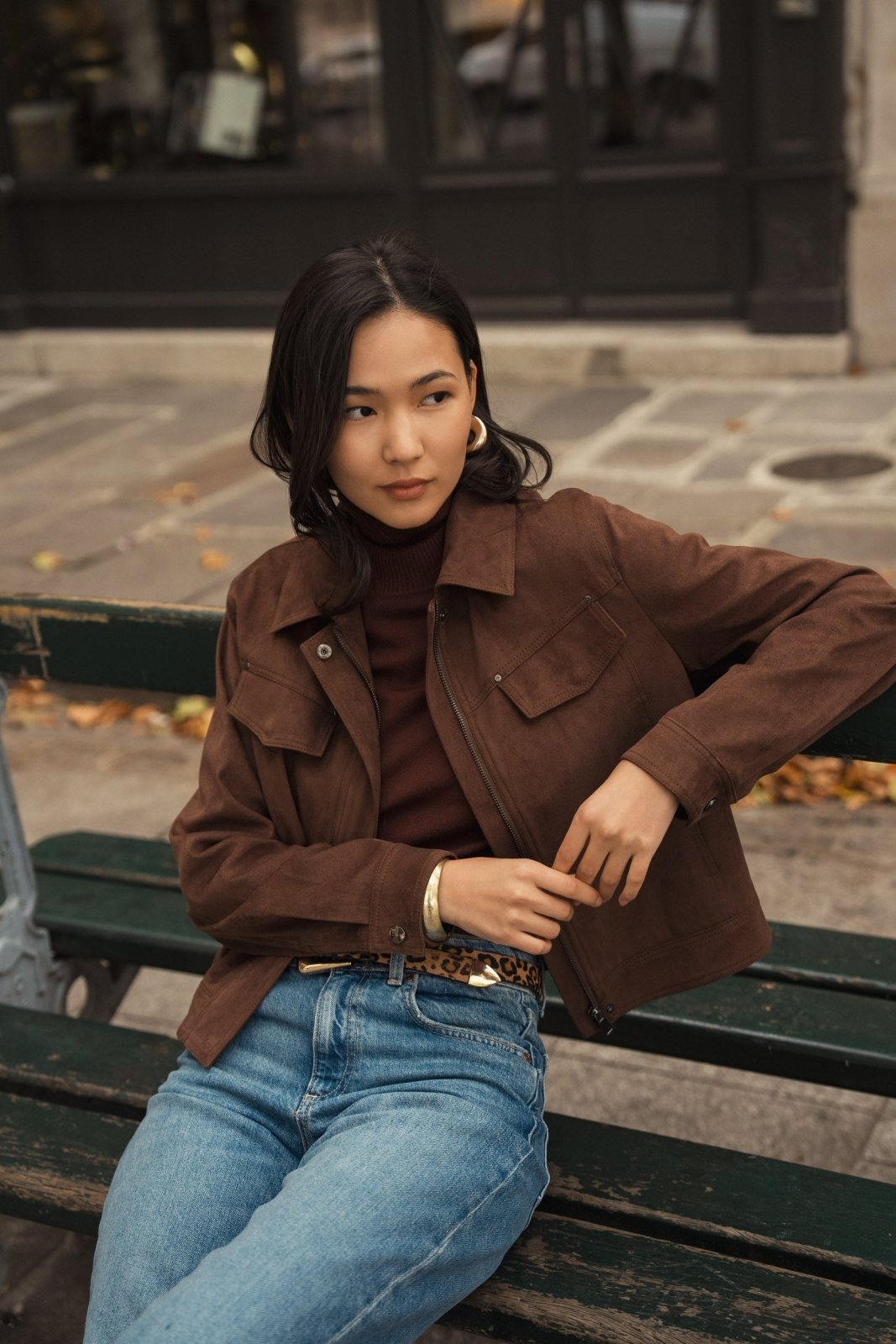 NOVA veste courte suédine effet daim choco femme - Escandelle Paris (portrait assise chaise)
#couleur_choco