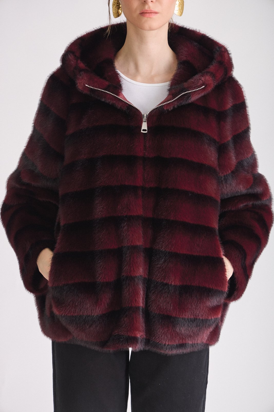 ODESSA manteau long fausse fourrure rayures capuche bordeaux femme - Escandelle Paris (gros plan détails matière)
#couleur_bordeaux