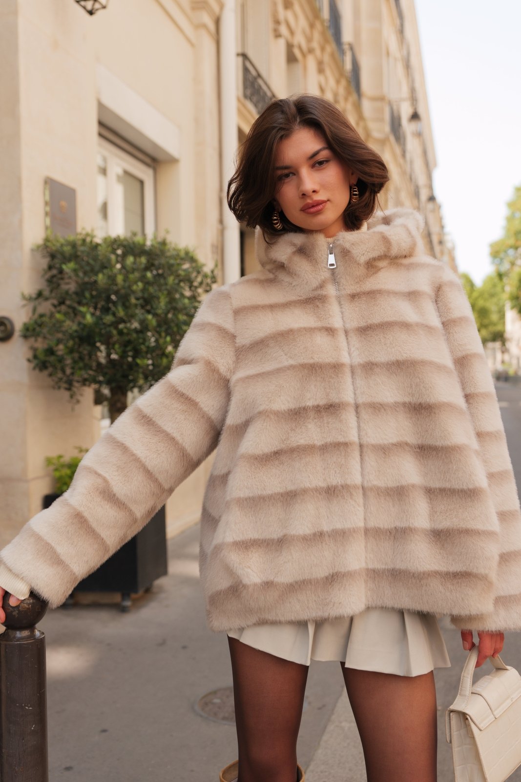 ODESSA manteau long fausse fourrure rayures capuche beige femme - Escandelle Paris (portrait)
#couleur_beige