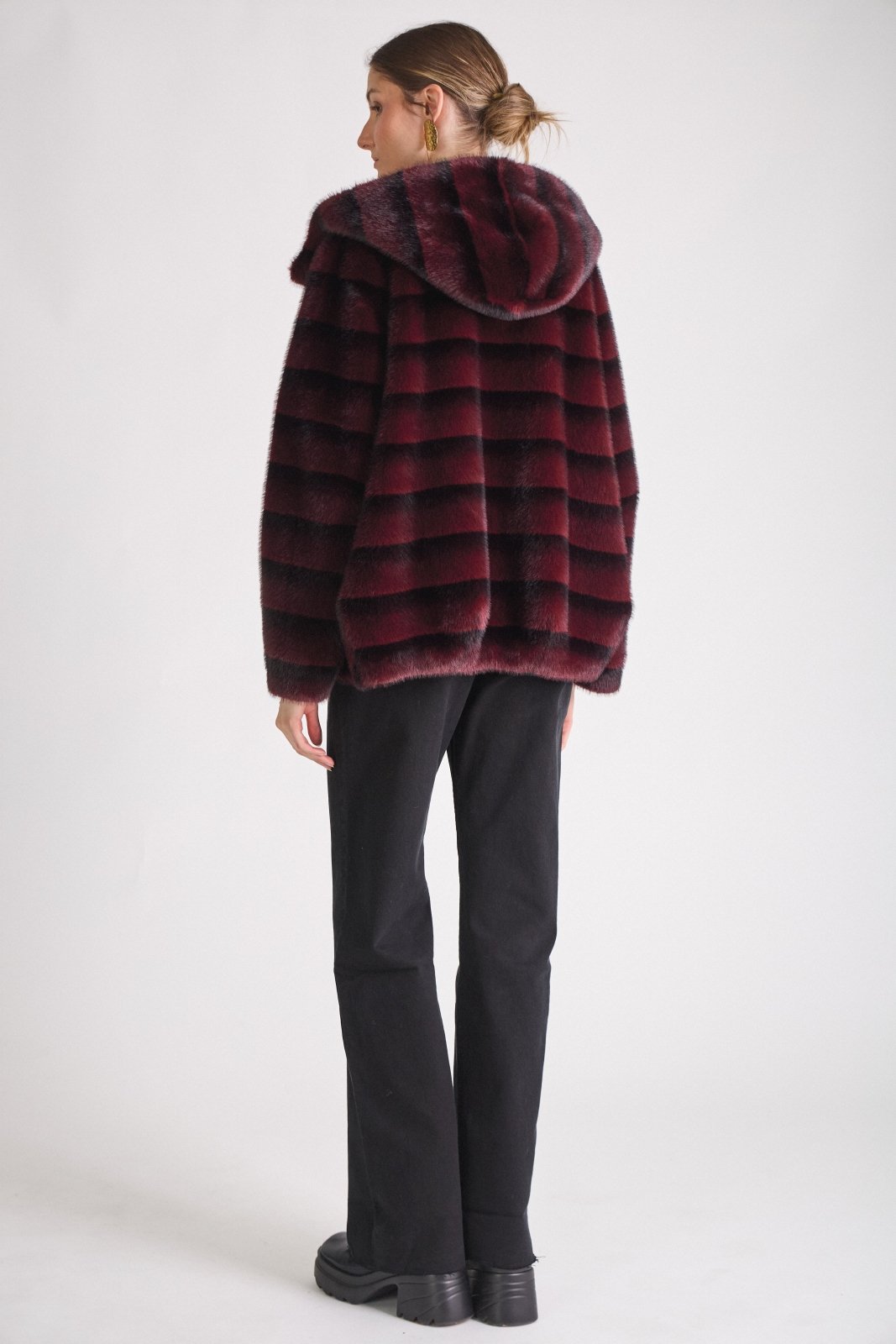 ODESSA manteau long fausse fourrure rayures capuche bordeaux femme - Escandelle Paris (dos)
#couleur_bordeaux