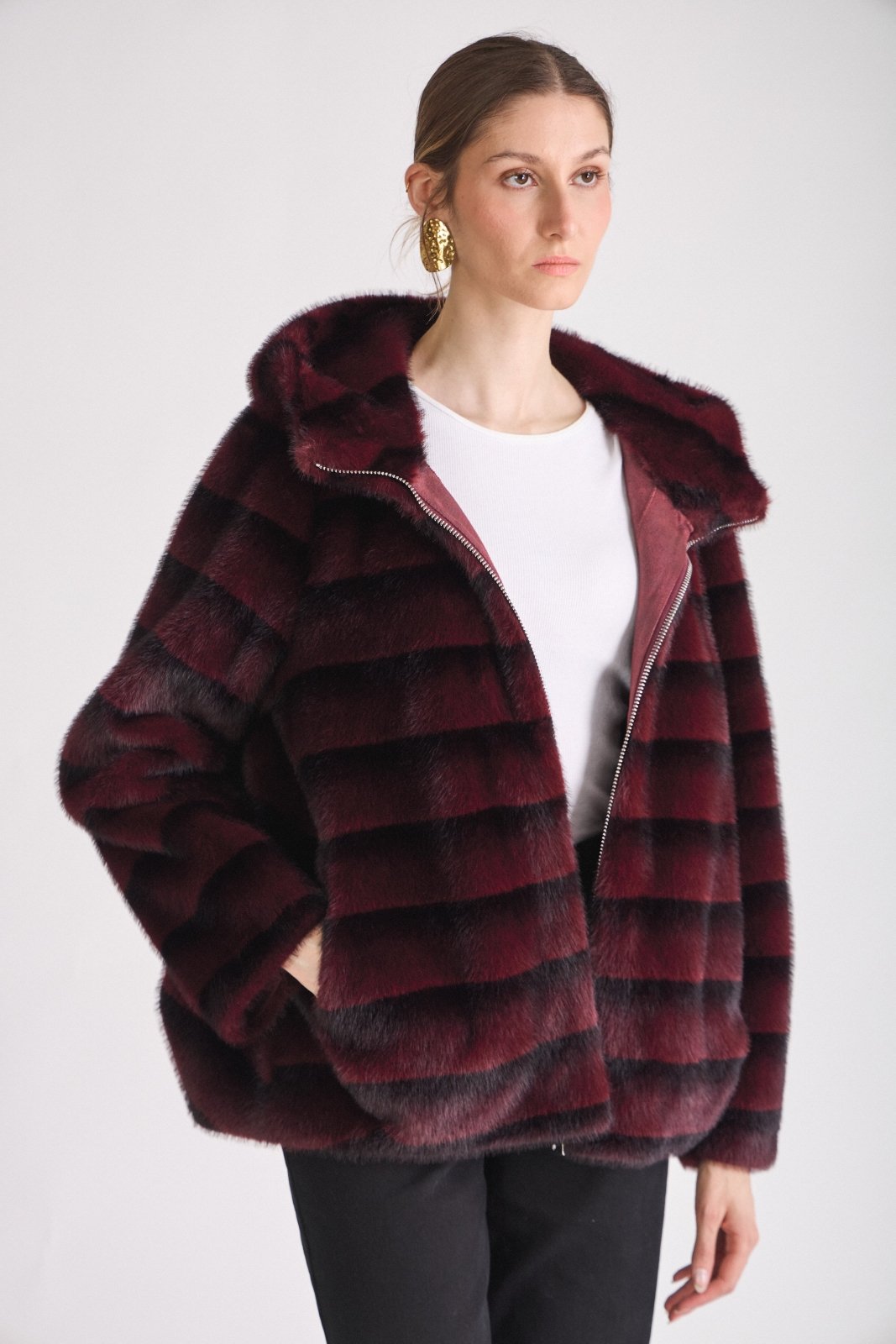ODESSA manteau long fausse fourrure rayures capuche bordeaux femme - Escandelle Paris (portrait)
#couleur_bordeaux