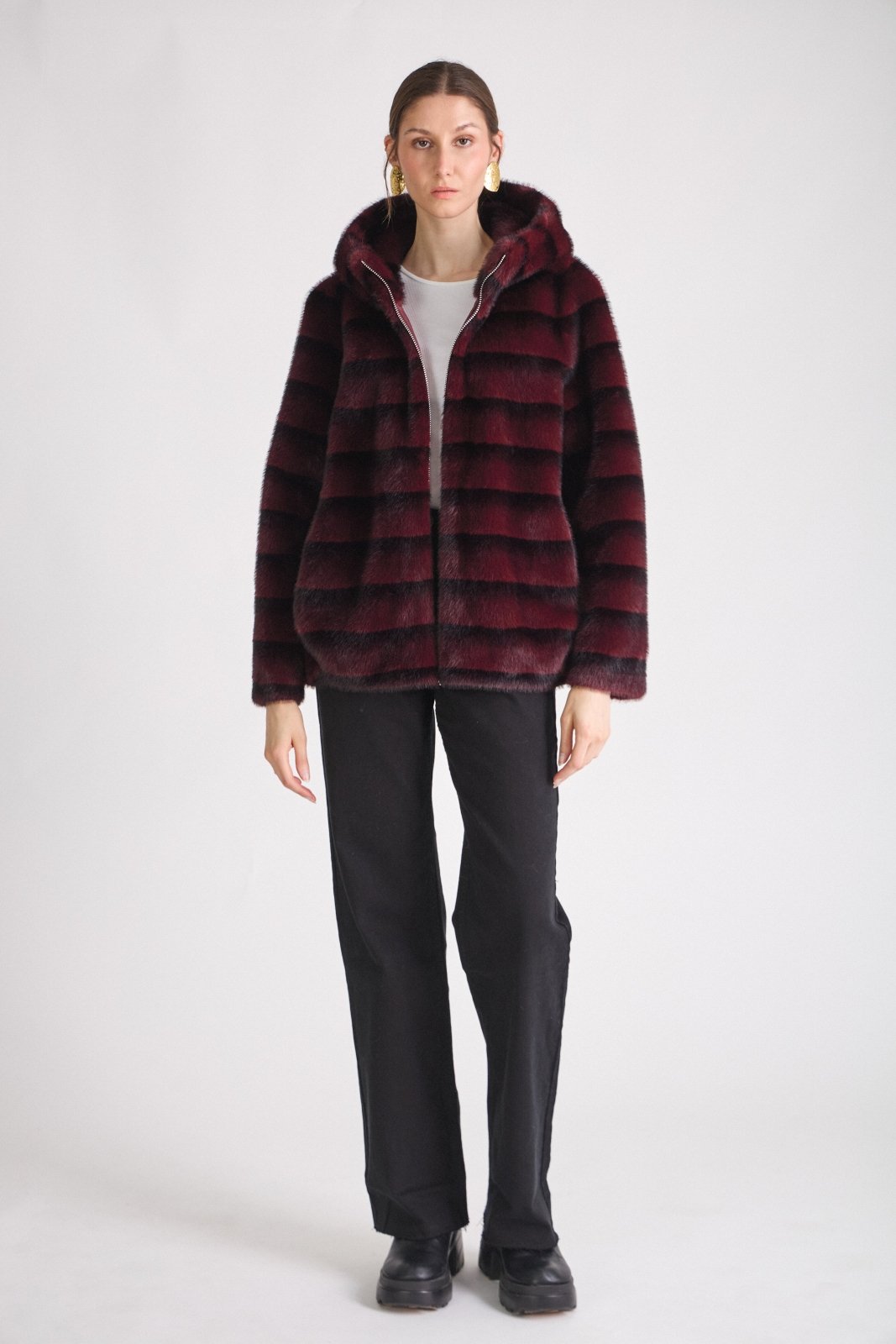 ODESSA manteau long fausse fourrure rayures capuche bordeaux femme - Escandelle Paris (silhouette entière)
#couleur_bordeaux