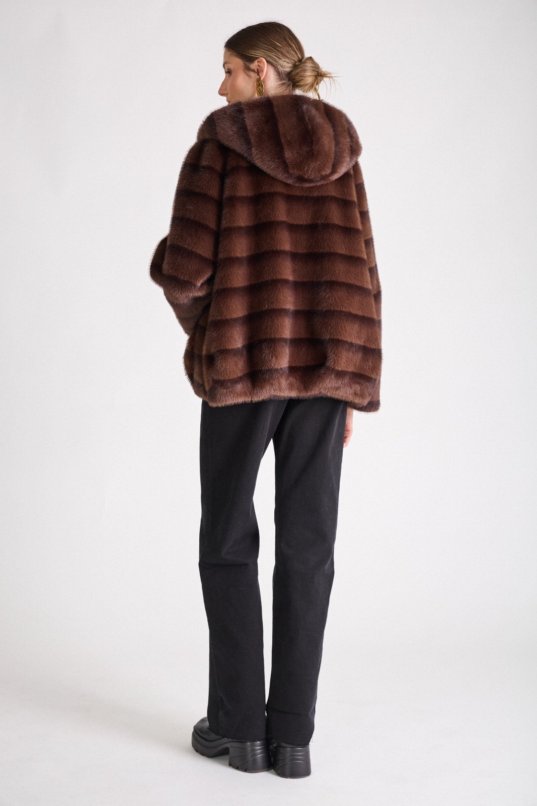 ODESSA manteau long fausse fourrure rayures capuche choco femme - Escandelle Paris (dos)
#couleur_choco